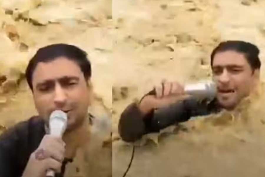 বন্যায় বেহাল পাকিস্তান! লাইভ করতে করতে ভেসে গেলেন সাংবাদিক, তারপর…