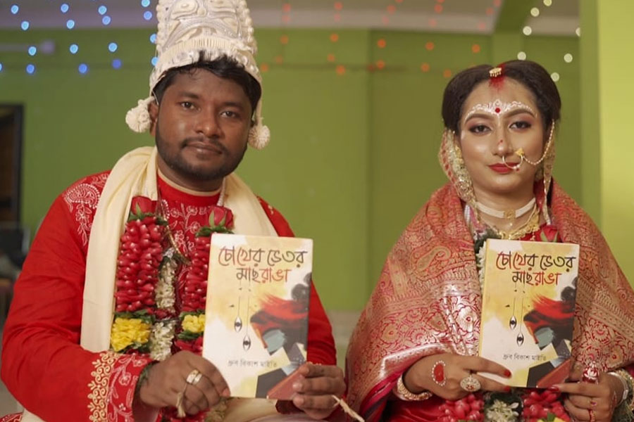 ‘ভালোবাসা পিঁড়ি পেতে রেখেছিল…’, ছাদনাতলায় বসেই স্বামীর কাব্যগ্রন্থ প্রকাশ নববধূর