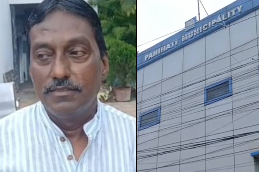 পানিহাটি পুরপ্রধানের নাম, ছবি ব্যবহার! ভুয়ো পরিচয়ে প্রোমোটিংয়ের প্রস্তাব দিয়ে গ্রেপ্তার ২
