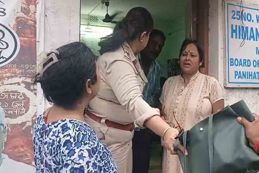 বিয়ের প্রতিশ্রুতি দিয়ে সহবাস! মীমাংসা করতে ওয়ার্ড অফিসে সালিশি সভা, কাউন্সিলরের ‘দাদাগিরি’