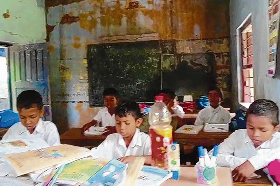 জীবন হাতে পড়াশোনা খুদে পড়ুয়াদের! কাঁকসায় বিপজ্জনক স্কুল ভবনেই চলছে ক্লাস