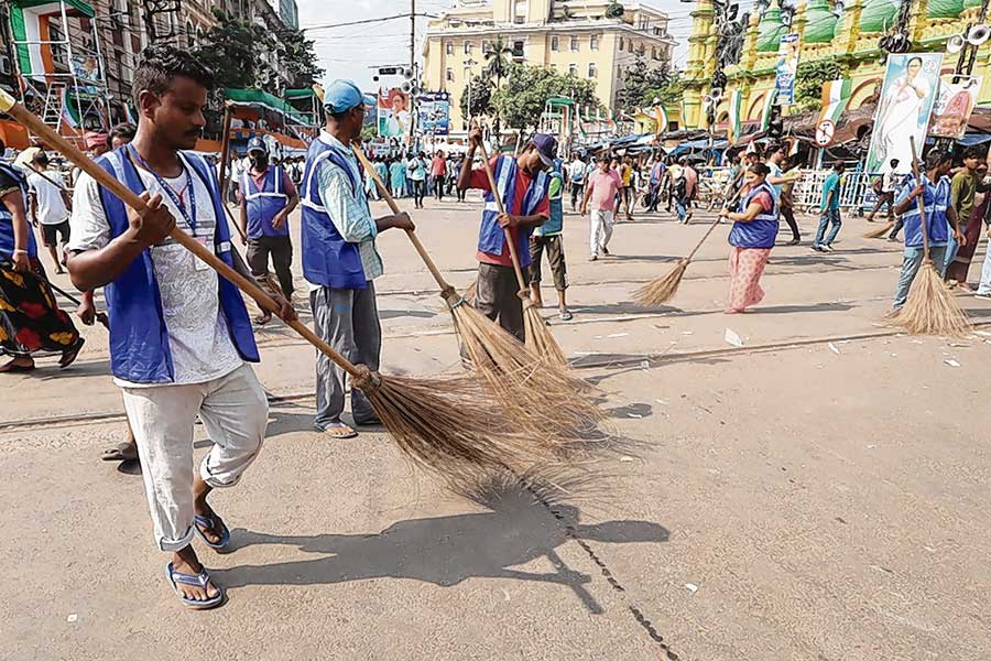 একুশে জুলাইয়ে কয়েকলক্ষ মানুষের জমায়েতের একঘণ্টার মধ্যে সাফ মহানগরীর রাস্তা, নেপথ্যে ২৫০ সাফাইকর্মী