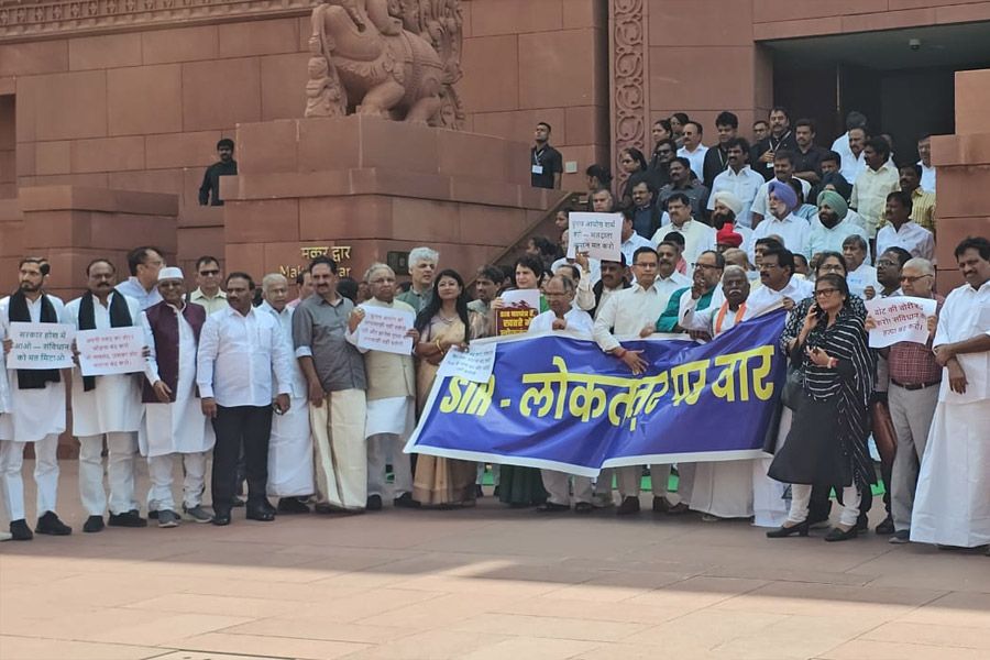 বাঙালি ‘নিগ্রহ’ ইস্যুতে দিল্লিতে সরব তৃণমূল, ইন্ডিয়া জোটের বৈঠকে ফের মুলতুবি সংসদ
