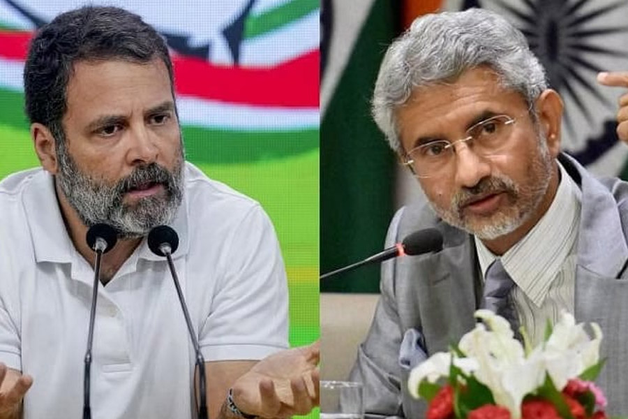 ‘পুরোদস্তুর সার্কাস চালাচ্ছেন’, চিনের বিদেশমন্ত্রীর সঙ্গে সাক্ষাতের পরই রাহুলের তোপের মুখে জয়শংকর