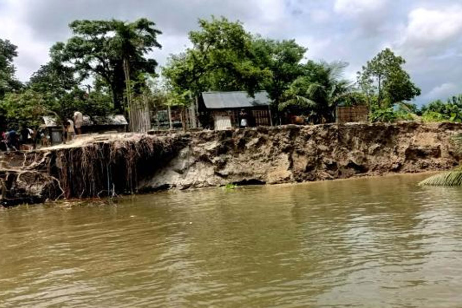 টানা বৃষ্টিতে বাড়ছে জলস্তর, মেদিনীপুরের বিস্তীর্ণ এলাকা নদীগর্ভে বিলীন হওয়ার আশঙ্কা!