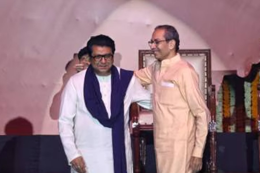 ‘আমরা হিন্দি বিরোধী নই’, রাজ ঠাকরের সঙ্গে হাত মেলানোর একদিন পরই ‘উলটো সুর’ উদ্ধব শিবিরের