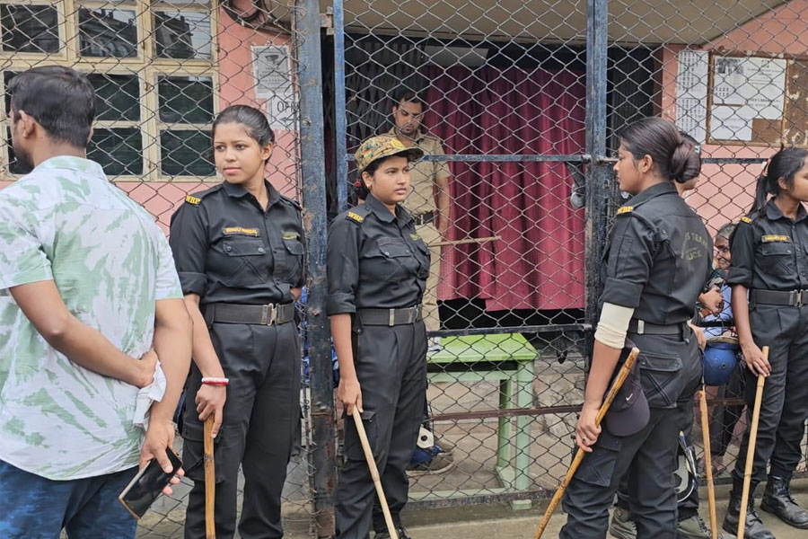 জীববিদ্যার ক্লাসে শিক্ষকের ‘খারাপ’ আচরণ, রামপুরহাটে বেসরকারি বিদ্যালয়ে অসুস্থ ১৬ ছাত্রী