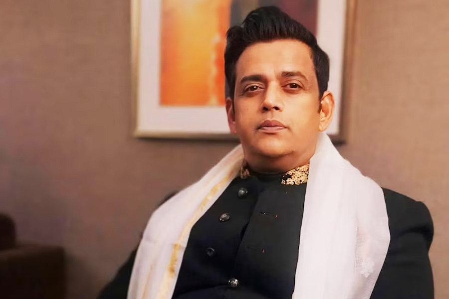 প্রতি রাতে স্ত্রীর পা ছুঁয়ে প্রণাম করে ঘুমোতে যান রবি কিষেণ! কোন অনুশোচনায় ভোগেন ‘স্টার’ সাংসদ?