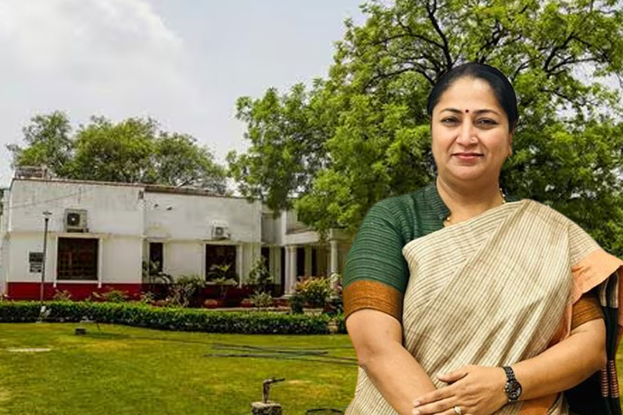 কোটি কোটি টাকা ব্যয়ে দিল্লির মুখ্যমন্ত্রীর ‘মায়ামহল’! আপের খোঁচা বিজেপিকে