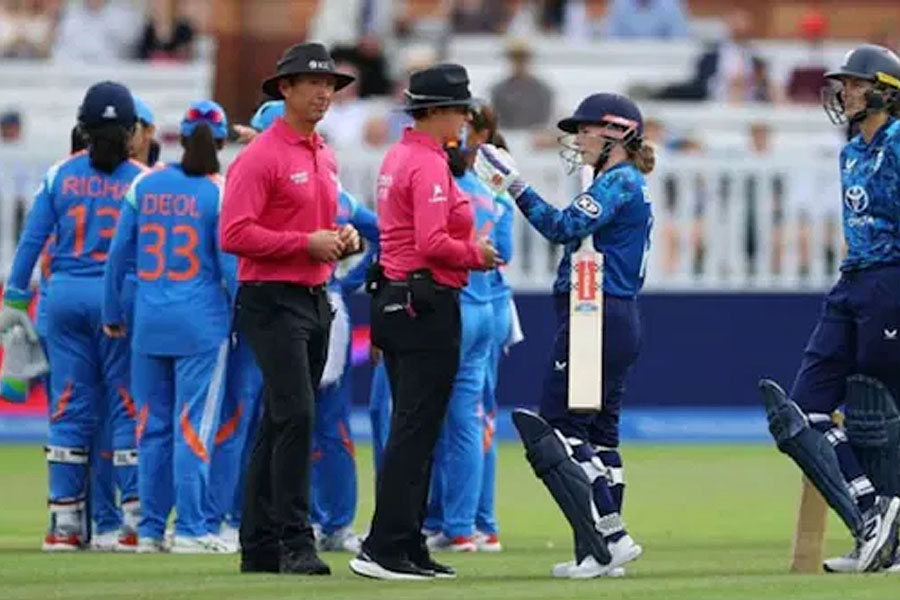 ভারতের বিরুদ্ধে অখেলোয়াড়ি আচরণ ইংরেজ ব্যাটারের! মহিলাদের ওয়ানডেতে বিতর্ক