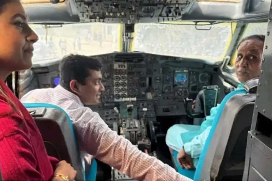 আহমেদাবাদ বিমান দুর্ঘটনার দু’মাস আগে বোয়িং বিমানের ককপিটে বিজয় রূপানি, ছবি ভাইরাল