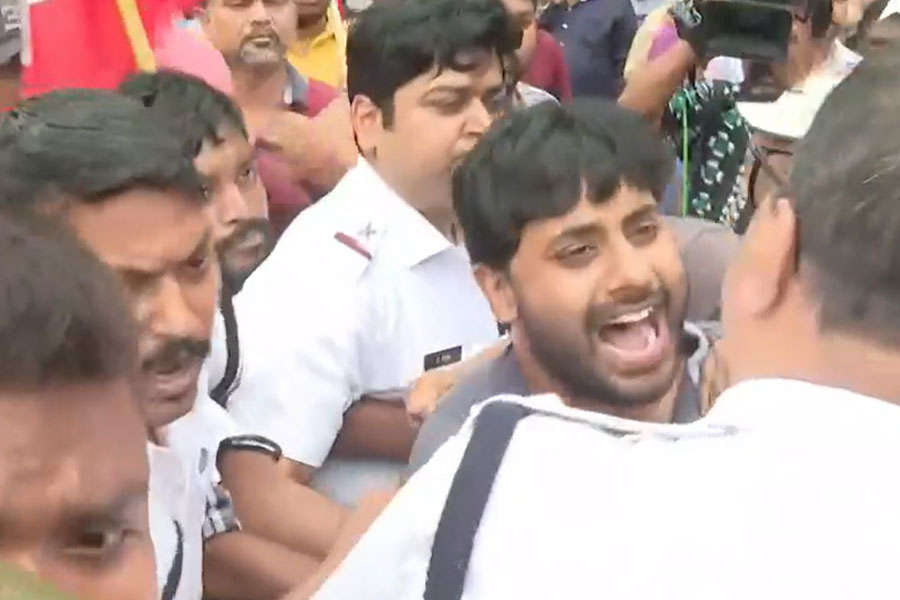 ধর্মঘট ঘিরে গাঙ্গুলিবাগানে তুমুল উত্তেজনা, সৃজনের সঙ্গে ধস্তাধস্তি পুলিশের! আটক বামনেতা-সহ ১৯
