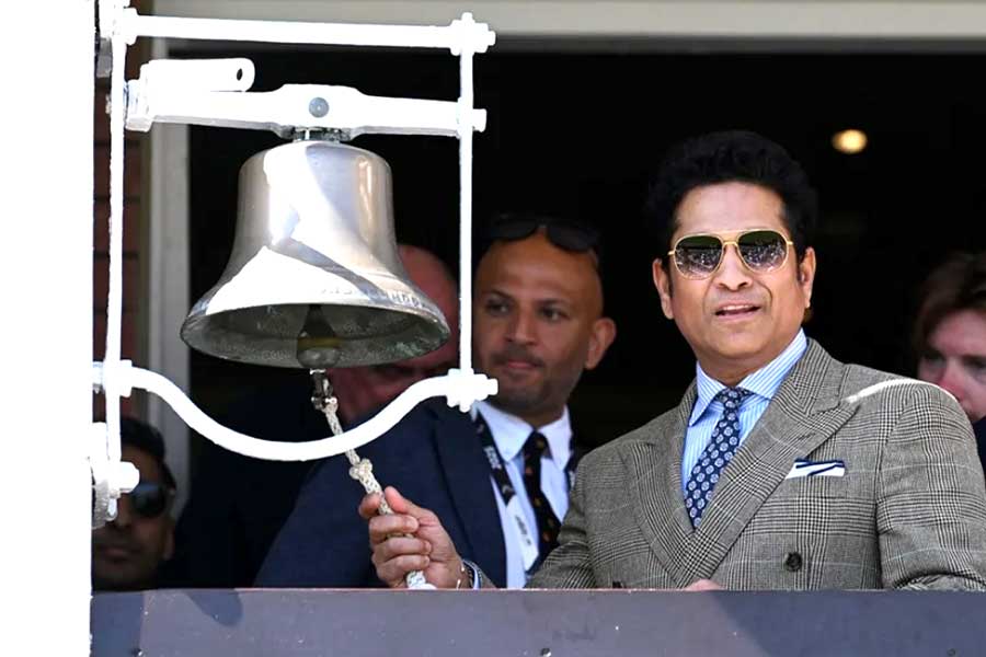 এমসিসি মিউজিয়ামে উন্মোচিত ‘ক্রিকেট ঈশ্বরে’র প্রতিকৃতি, লর্ডসে ঘণ্টা বাজিয়ে তৃতীয় টেস্ট শুরু করলেন শচীন