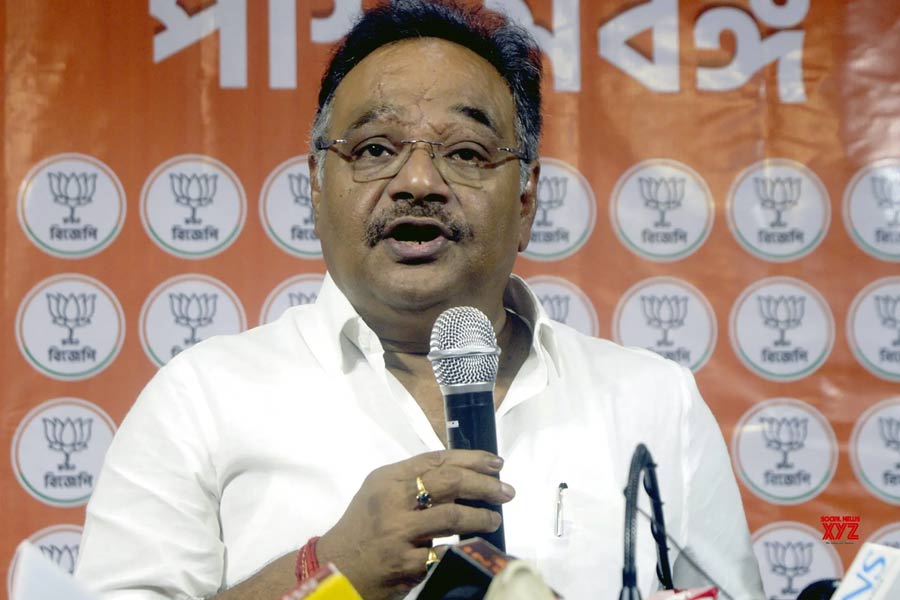 আচমকা দিল্লিতে শমীক, রাজ্য কমিটি ঘোষণায় ‘গড়িমসি’তেই জরুরি তলব?
