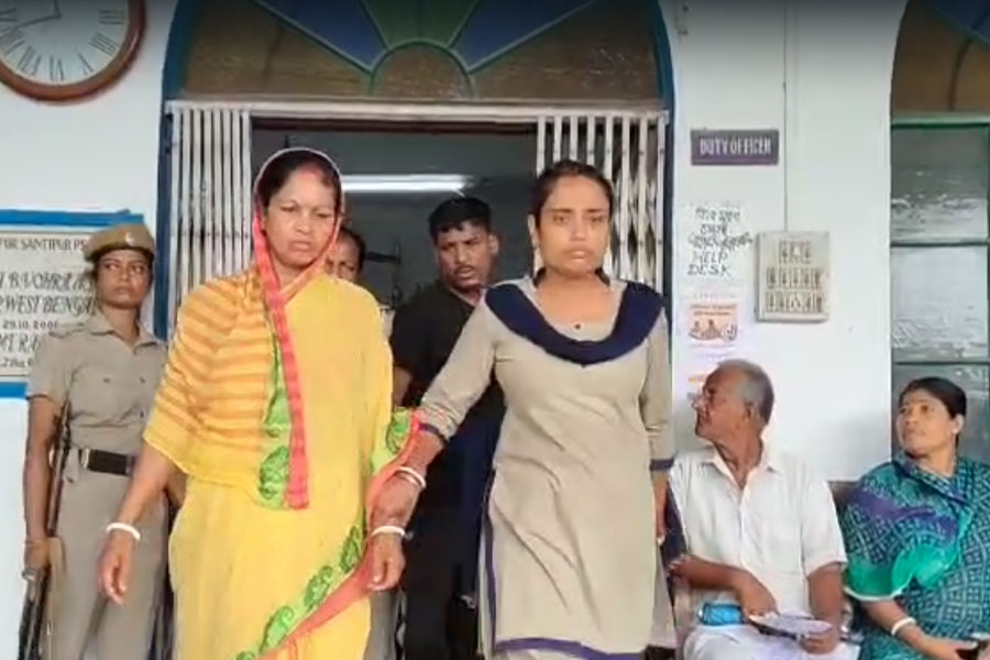 শান্তিপুরে ফুল চোর অপবাদে আত্মহত্যা মহিলার! গ্রেপ্তার সিভিক ভলান্টিয়ারের বউদি, ধৃত বেড়ে ২