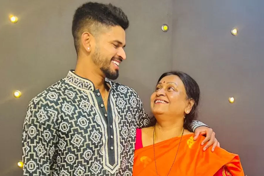 মায়ের বলে ক্লিন বোল্ড শ্রেয়স, নেটিজেনরা বলছেন, ‘আন্টি, পরের টেস্টে খেলবেন?’