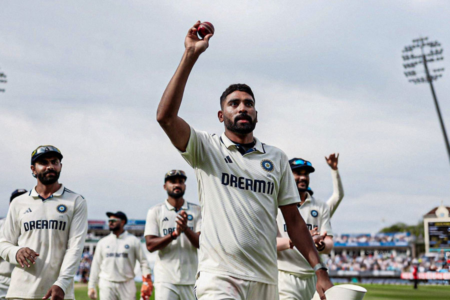 ছয় উইকেটে নয়া রেকর্ড সিরাজের, ভারতের দুই পেসারের প্রশংসায় পঞ্চমুখ শচীনও