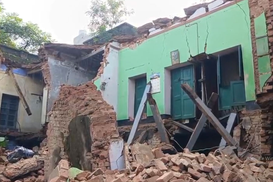 পানিহাটিতে হুড়মুড়িয়ে ভাঙল প্রাচীন বাড়ি, ধ্বংসস্তূপে চাপা পড়ে মৃত ১