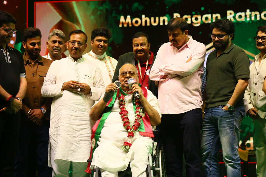 ‘হাতে চাঁদ পেলাম’, মোহনবাগান রত্ন টুটু বোসের চোখে জল, পরের জন্মেও মোহনবাগানিই হতে চান