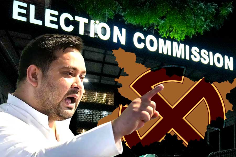 ভোটার তালিকা সংশোধনে অসন্তোষ, বিহারে ভোট বয়কটের ইঙ্গিত তেজস্বীর, প্রশ্নে কমিশন