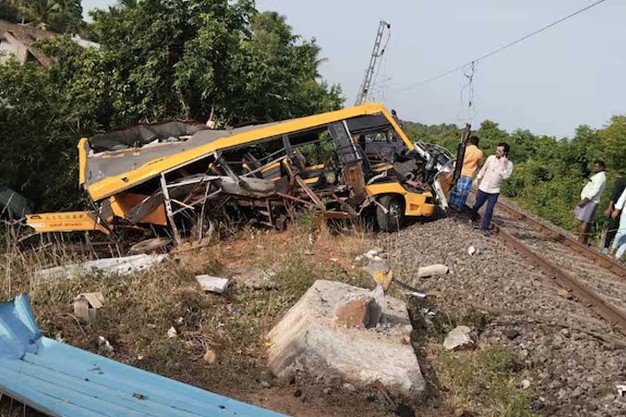 লেভেল ক্রসিংয়ে ট্রেনের ধাক্কা, ৫০ মিটার দূরে ছিটকে পড়ল স্কুল বাস! তামিলনাড়ুতে মৃত অন্তত ২ পড়ুয়া