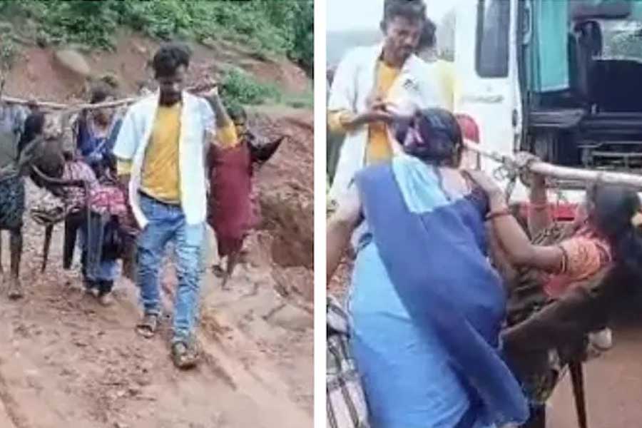 বিজেপিশাসিত ওড়িশায় বেহাল রাস্তা, আটকে গেল অ্যাম্বুল্যান্সের চাকা, বাঁশের ঝোলায় চেপে হাসপাতালে প্রসূতি
