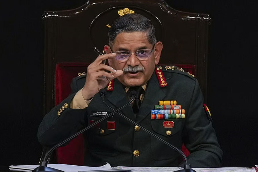 অপারেশন সিঁদুরেও থামেনি পাক মদতপুষ্ট সন্ত্রাস! মোদি সরকারের অস্বস্তি বাড়ালেন সেনাপ্রধান