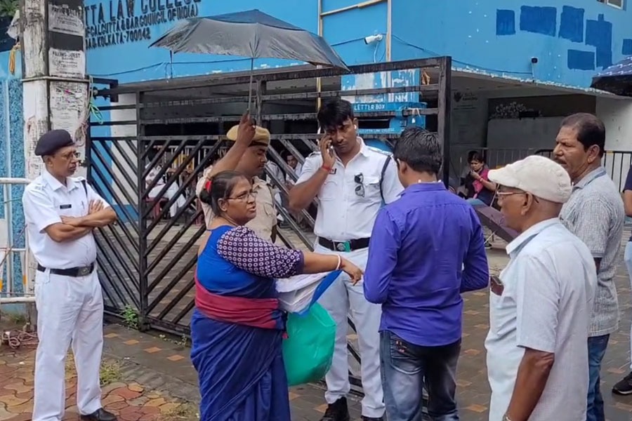 ফের খুলল কসবার আইন কলেজ, সকাল থেকেই ক্লাসরুমে পড়ুয়ারা