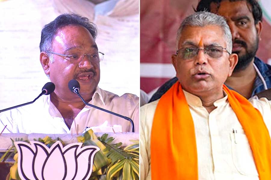 রাজ্য সভাপতির দায়িত্ব পেয়েই ‘দাবাং’ দিলীপকে সল্টলেকে আমন্ত্রণ, মান ভাঙাতে পারবেন শমীক?
