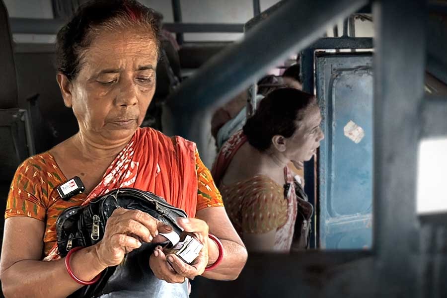 আমিই করব জয়! রাজপথে রেকর্ড গড়ছেন বাস কন্ডাক্টর ডলি রানা