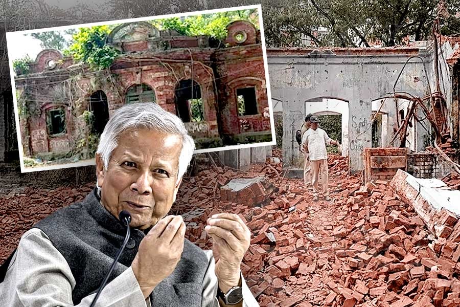 ভাঙছে সত্যজিতের পৈতৃক বাড়ি, ইউনুসের ধ্বংসযজ্ঞে সরব ভারতের সাহিত্যিকরা