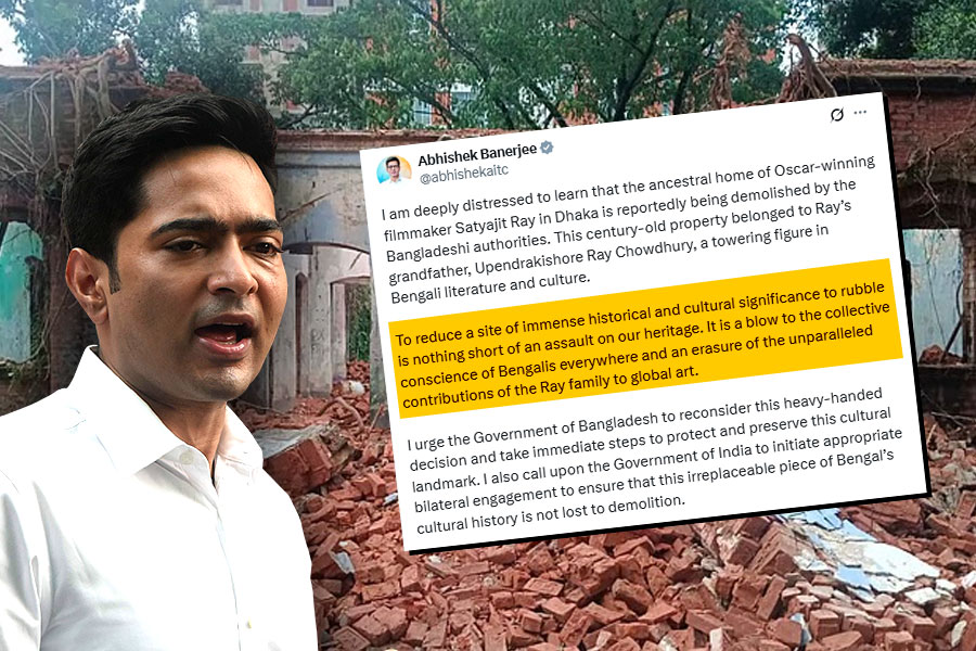 ‘বাঙালির ঐতিহ্যে আঘাত’, সত্যজিতের পৈতৃক বাড়ি ভাঙা নিয়ে কড়া প্রতিক্রিয়া অভিষেকের