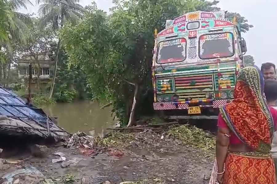 মহিষাদলে ভয়াবহ পথ দুর্ঘটনা, লরির ধাক্কায় মৃত্যু ২ পুলিশকর্মীর