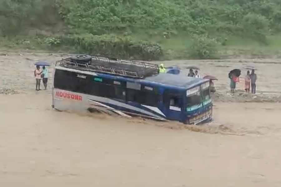 মাদারিহাটে হড়পা বানে আটকে গেল বাস, স্থানীয়দের তৎপরতায় রক্ষা যাত্রীদের