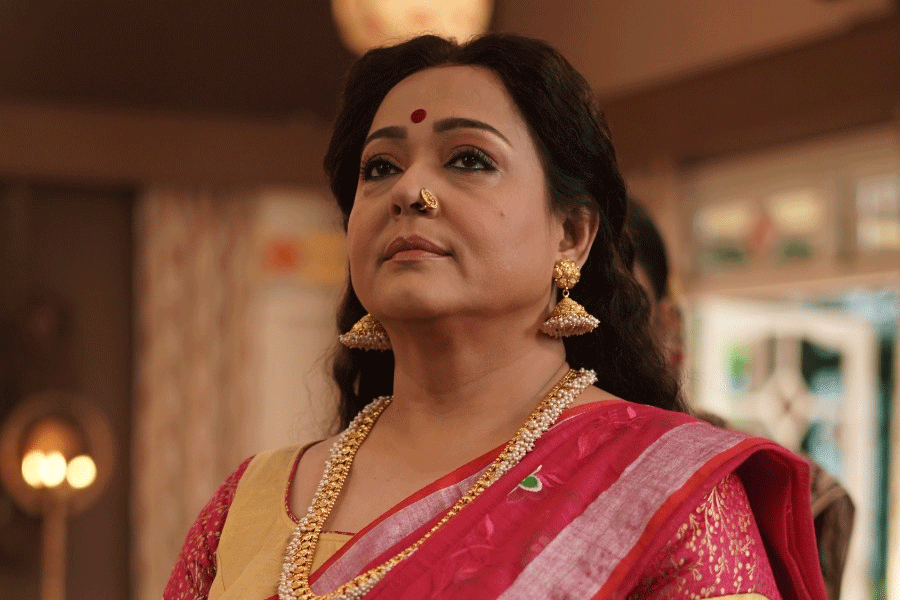 প্রথমবার খলনায়িকার চরিত্রে অপরাজিতা, রাজমাতা লুকে চমক অভিনেত্রীর