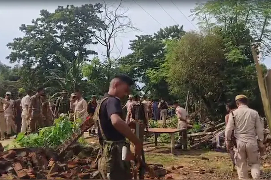 অভয়ারণ্যে উচ্ছেদ অভিযান ঘিরে ভয়াবহ সংঘর্ষ অসমে, পুলিশের গুলিতে মৃত ১