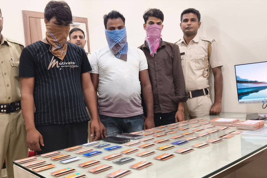 দেশব্যাপী আর্থিক জালিয়াতির অভিযোগ, বহরমপুরে পুলিশের জালে জামতাড়া গ্যাংয়ের ৩ সদস্য