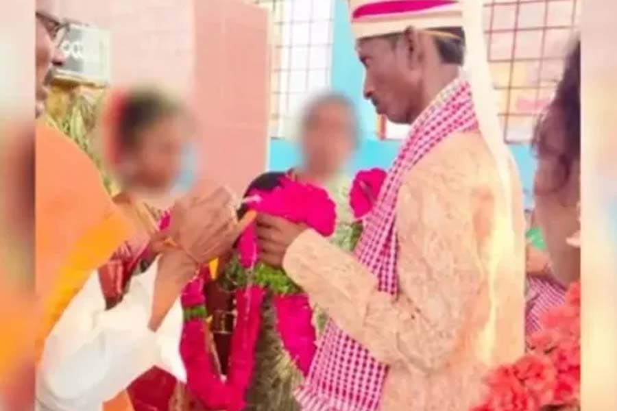 বাড়িতে স্ত্রীকে রেখে ১৩ বছরের ছাত্রীর সঙ্গে বিয়ের পিঁড়িতে চল্লিশের শিক্ষক! তারপর যা ঘটল…