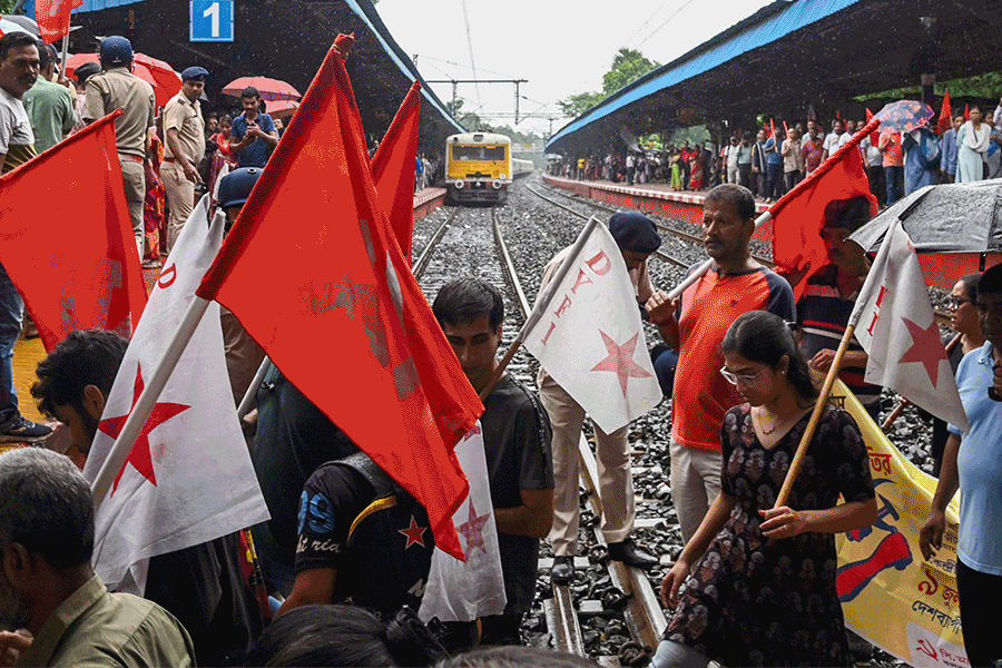 রেল-বাস আটকে বন্‌ধ সফল করতে রাস্তায় বামেরা, মুখ ফেরাল মানুষ
