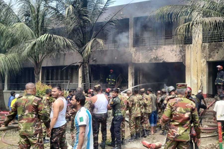 আহমেদাবাদের ছায়া বাংলাদেশে! ঢাকার স্কুলে ভেঙে পড়ল যুদ্ধবিমান, নিহত ২০, আহত ১৭১