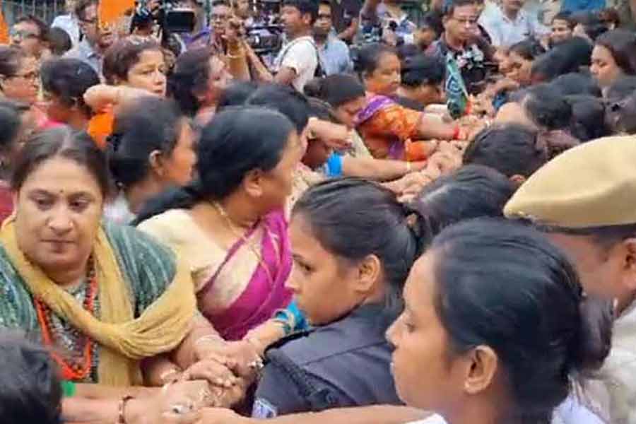 ধর্ষণে অভিযুক্তকে নিয়ে পুলিশ পুনর্নির্মাণে যেতেই অশান্তি, স্থানীয়দের বিক্ষোভে উত্তপ্ত বাঁশদ্রোণী