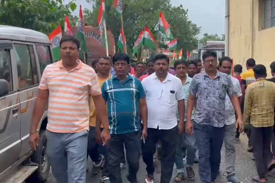 পুজোর আগে ২৫০ জন শ্রমিককে ছাঁটাই! প্রতিবাদে আঝাপুরে জাতীয় সড়ক অবরোধ বিক্ষোভকারীদের