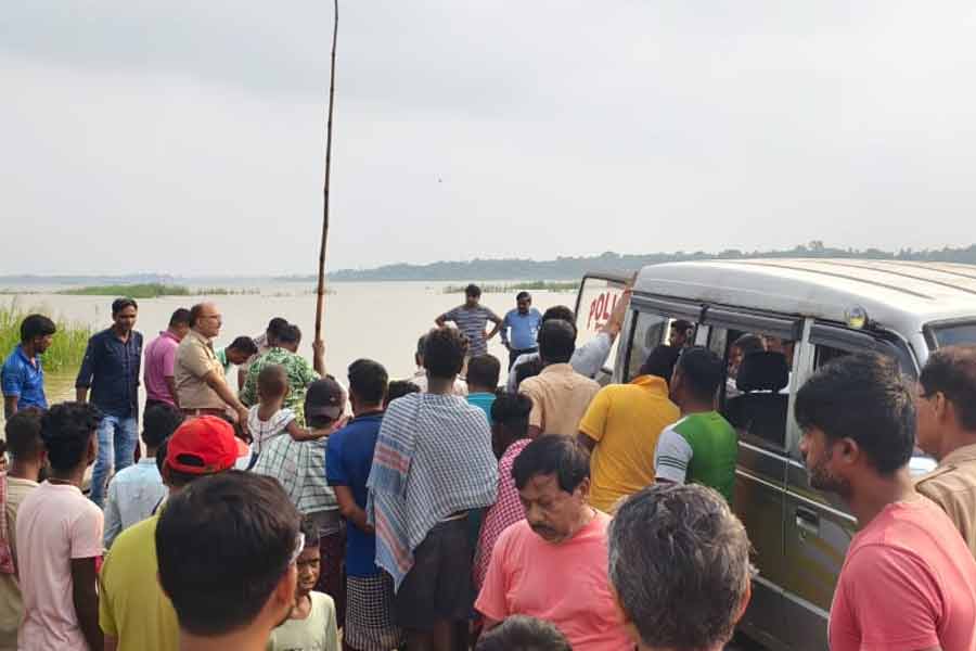দামোদরে স্নান করতে নেমে তলিয়ে গেল মামা-ভাগ্নে, শোকের ছায়া জামালপুরে