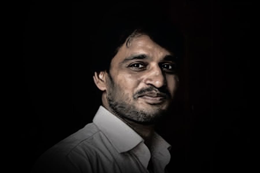 অন্যায়ের বিরুদ্ধে দাঁড়িয়ে বুক পেতে বুলেট নিয়েছিলেন, আপনার হাসি মনে পড়ে স্যর…