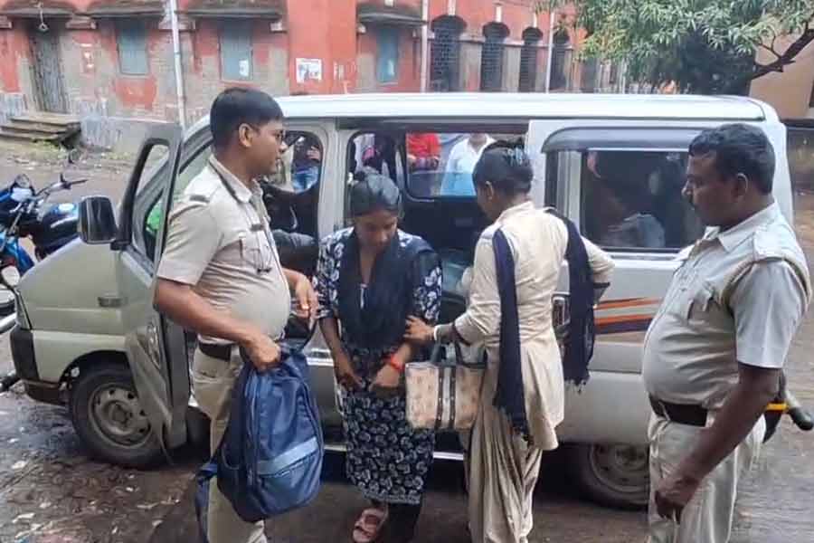 নকল মা সাজিয়ে ভুয়ো পরিচয়পত্র তৈরি! বসিরহাটে গ্রেপ্তার বাংলাদেশি অনুপ্রবেশকারী যুবতী-সহ ২