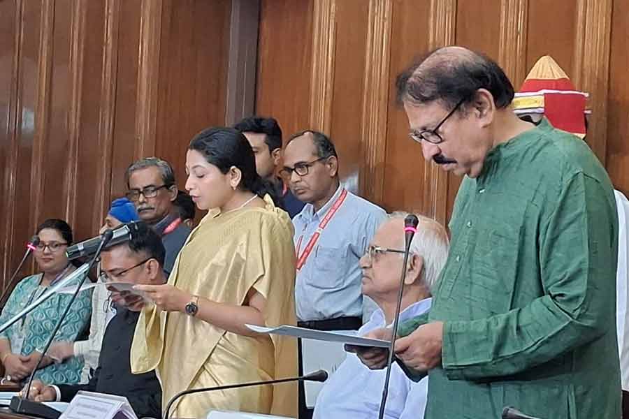 কালীগঞ্জের বিধায়ক হিসেবে বিধানসভায় শপথ আলিফার, শপথবাক্য পাঠ করালেন স্পিকার