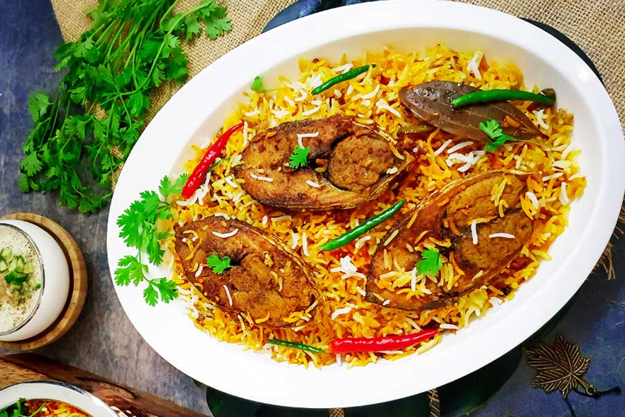 বর্ষায় বাড়িতে অতিথি আগমন? সহজে একপদ ইলিশ বিরিয়ানি রেঁধে তাক লাগিয়ে দিন