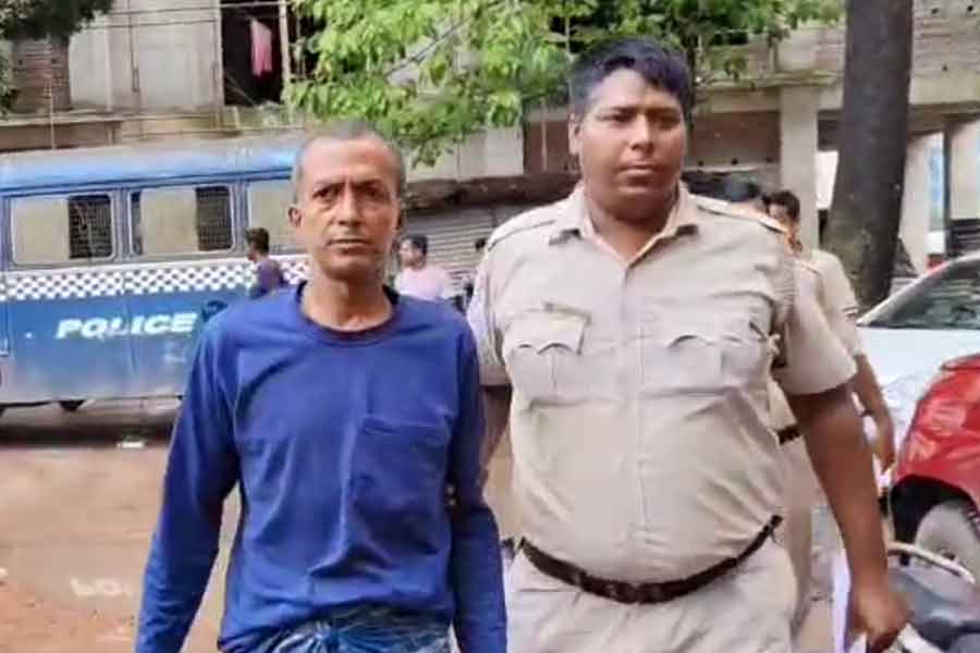 প্রসাধনী পণ্য ব্যবসার আড়ালে জাল আধার-ভোটার তৈরির কারবার, বনগাঁয় গ্রেপ্তার বিজেপি কর্মী!