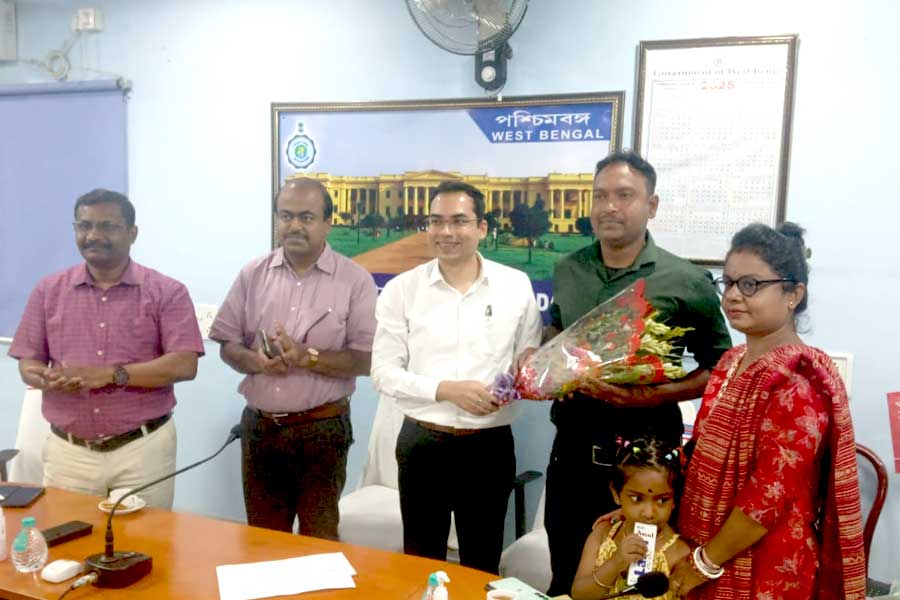 অপারেশন সিঁদুরের শরিক, বহরমপুরের বিএসএফ জওয়ানকে সংবর্ধনা জেলা প্রশাসনের