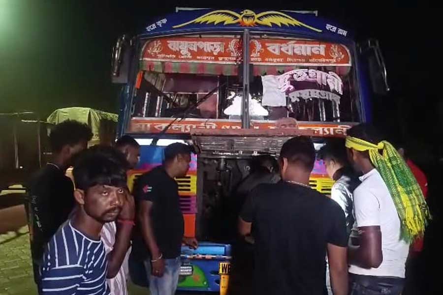 মোদির সভা থেকে ফেরার পথে বাসে আগুন আতঙ্ক! হুড়োহুড়ি বিজেপি কর্মীদের মধ্যে